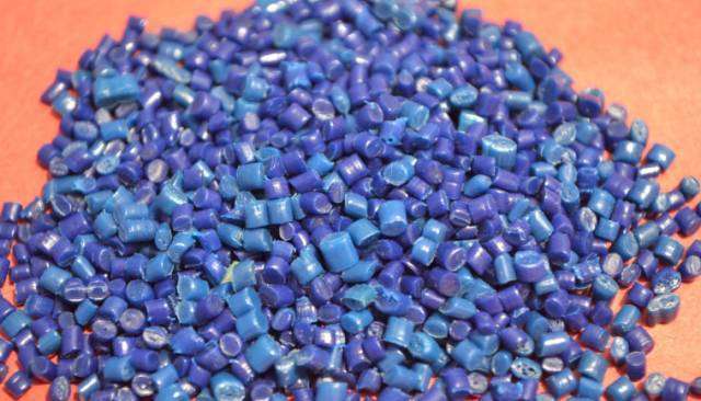 颜料之家分享介绍塑料再生料的鉴别方法:一看、二咬、三燃、四牵和鉴别再生塑料优劣的11种方法