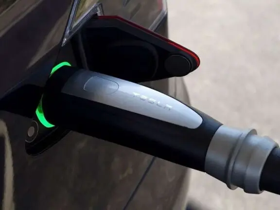 过热竟会融化塑料壳特斯拉决定召回7000个充电器